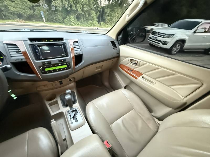 TOYOTA - HILUX SW4 - 2010/2010 - Preta - R$ 118.000,00