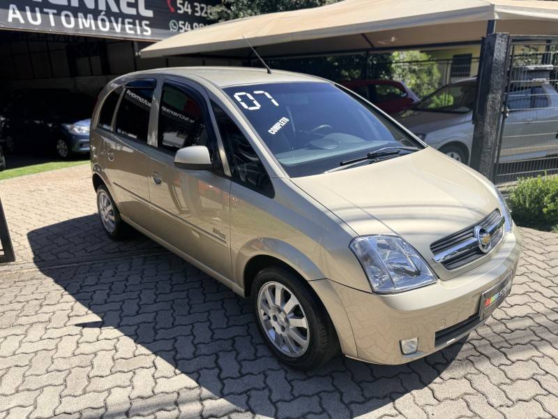 CHEVROLET - MERIVA - 2006/2007 - Bege - R$ 35.000,00