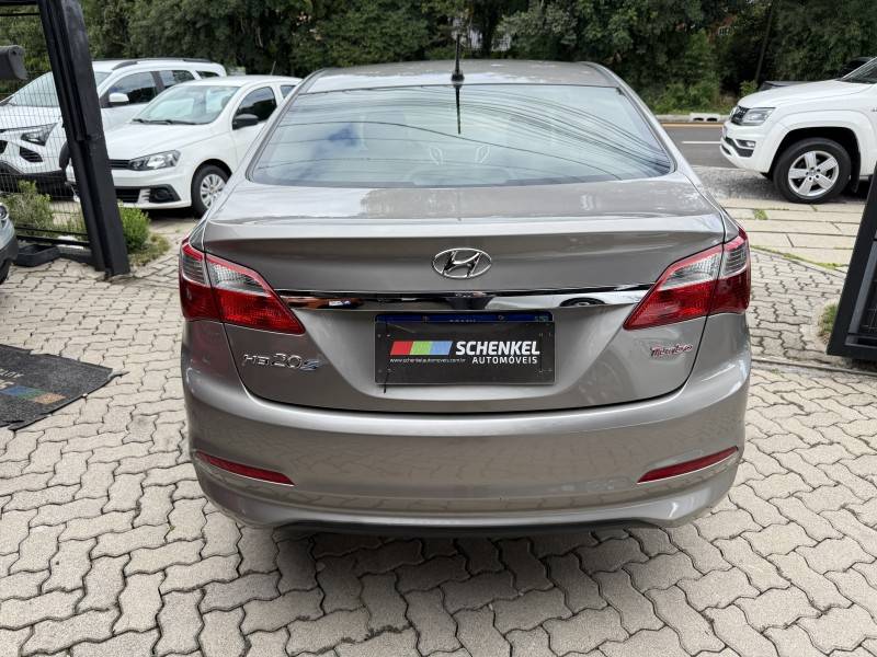 HYUNDAI - HB20S - 2017/2018 - Prata - R$ 62.000,00