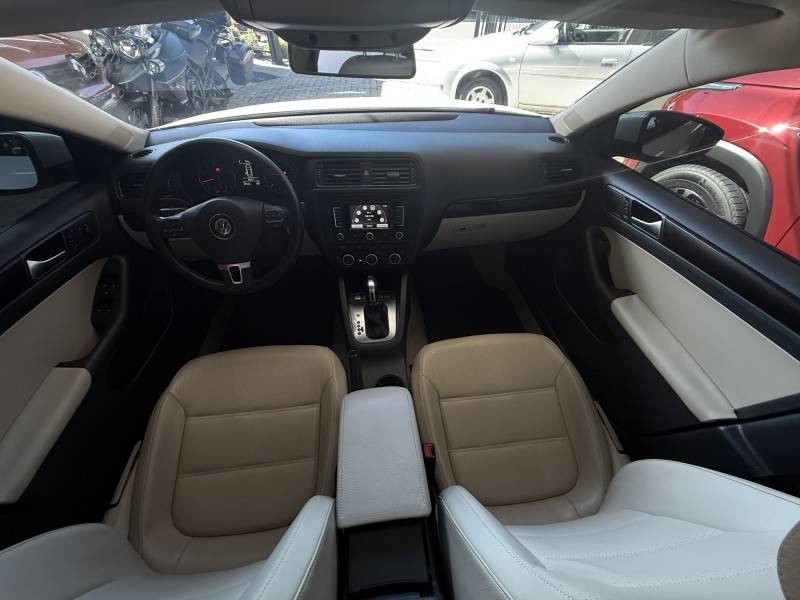 VOLKSWAGEN - JETTA - 2013/2013 - Branca - R$ 75.000,00