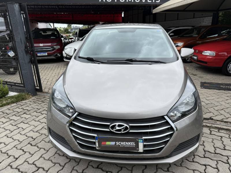 HYUNDAI - HB20S - 2017/2018 - Prata - R$ 62.000,00