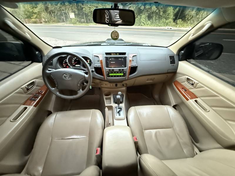 TOYOTA - HILUX SW4 - 2010/2010 - Preta - R$ 118.000,00