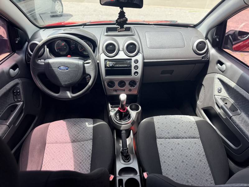 FORD - FIESTA - 2012/2013 - Vermelha - R$ 37.000,00