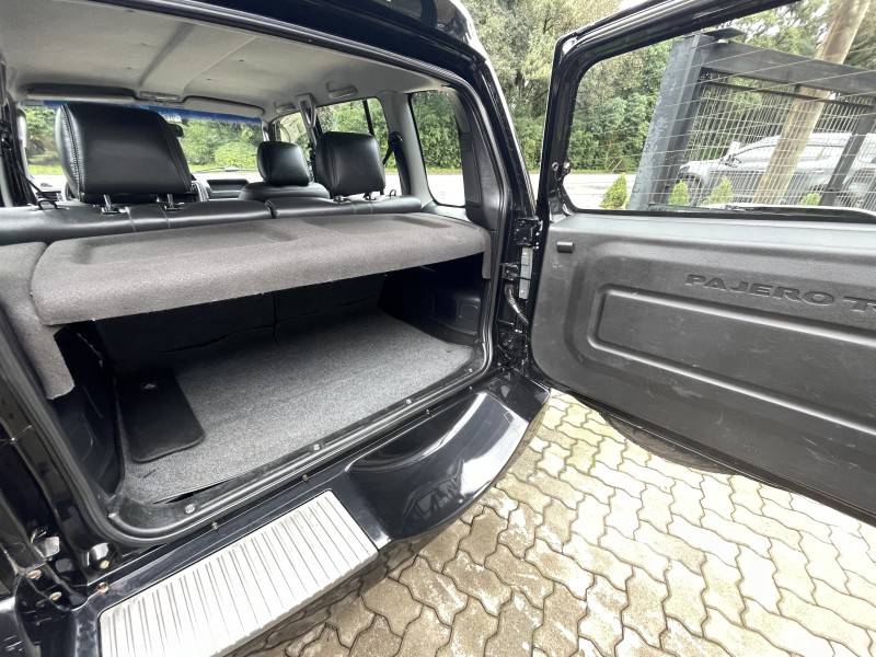 MITSUBISHI - PAJERO TR4 - 2013/2014 - Preta - R$ 61.000,00