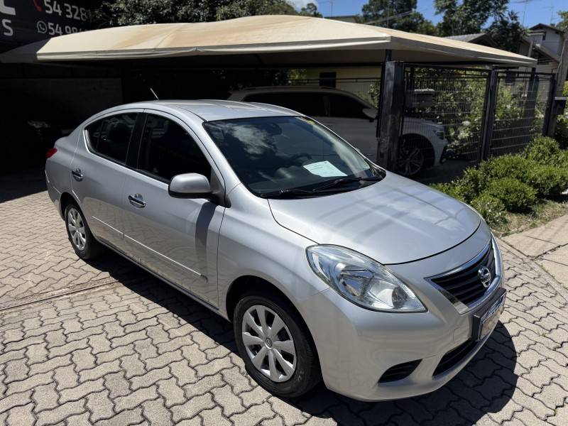 NISSAN - VERSA - 2012/2013 - Prata - R$ 41.900,00