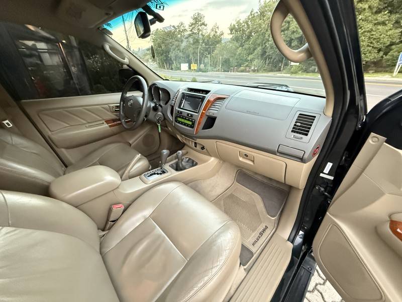 TOYOTA - HILUX SW4 - 2010/2010 - Preta - R$ 118.000,00