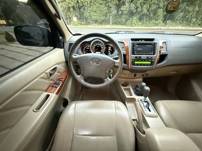 TOYOTA - HILUX SW4 - 2010/2010 - Preta - R$ 118.000,00