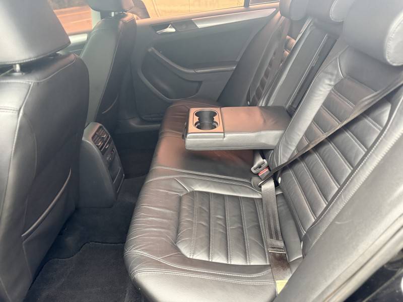 VOLKSWAGEN - JETTA - 2010/2011 - Preta - R$ 63.900,00