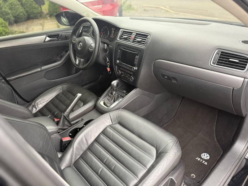 VOLKSWAGEN - JETTA - 2010/2011 - Preta - R$ 63.900,00