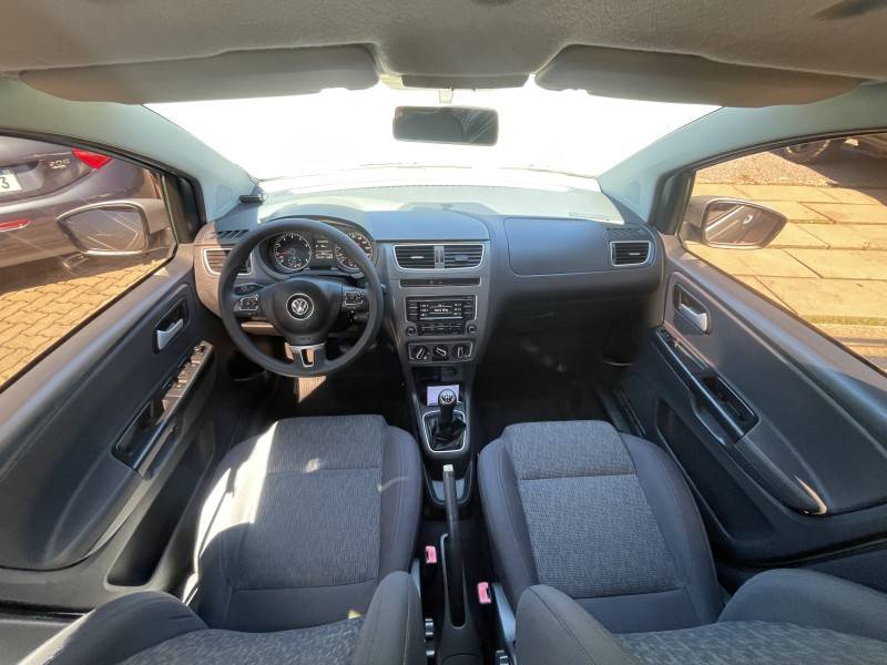 VOLKSWAGEN - FOX - 2013/2014 - Prata - R$ 43.900,00