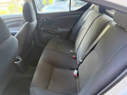 NISSAN - VERSA - 2012/2013 - Prata - R$ 41.900,00