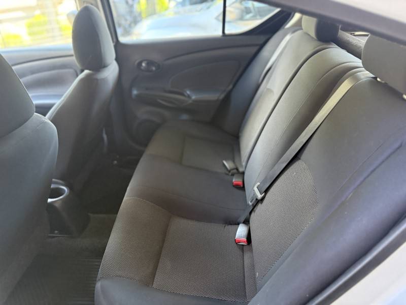 NISSAN - VERSA - 2012/2013 - Prata - R$ 41.900,00