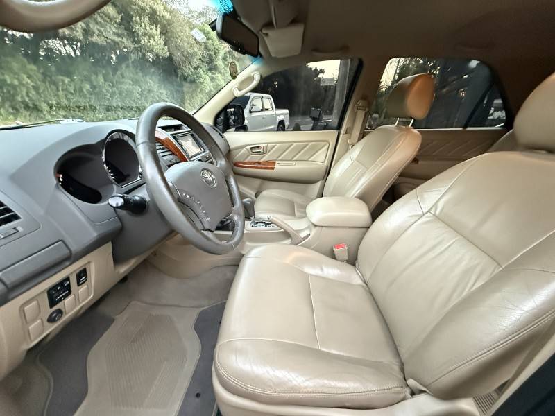 TOYOTA - HILUX SW4 - 2010/2010 - Preta - R$ 118.000,00