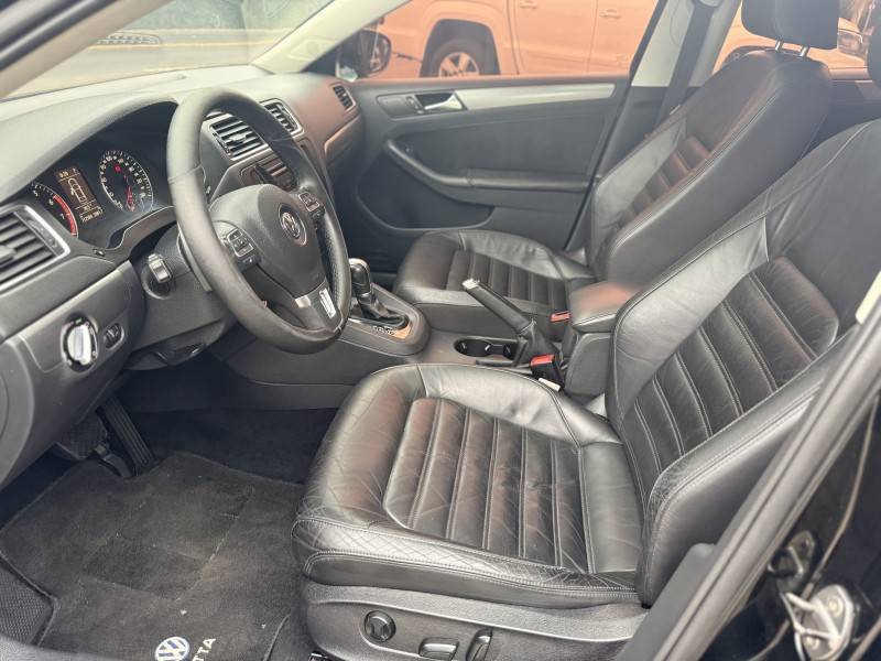VOLKSWAGEN - JETTA - 2010/2011 - Preta - R$ 63.900,00