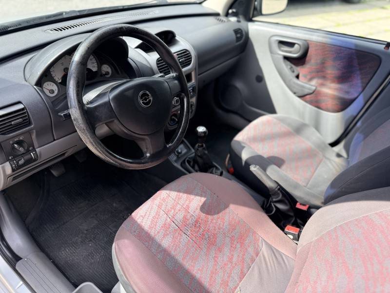 CHEVROLET - MONTANA - 2003/2004 - Prata - R$ 36.000,00