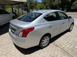 NISSAN - VERSA - 2012/2013 - Prata - R$ 41.900,00