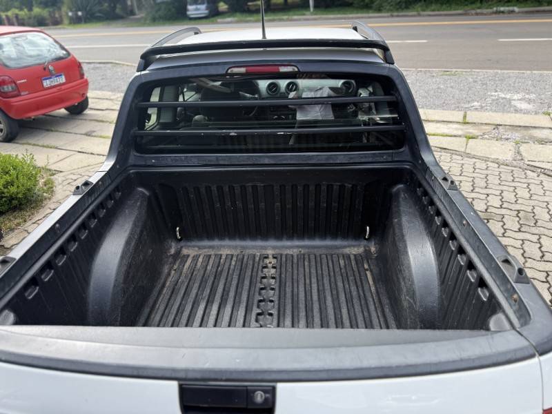 VOLKSWAGEN - SAVEIRO - 2014/2015 - Branca - R$ 66.500,00