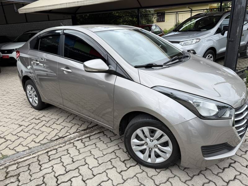 HYUNDAI - HB20S - 2017/2018 - Prata - R$ 62.000,00