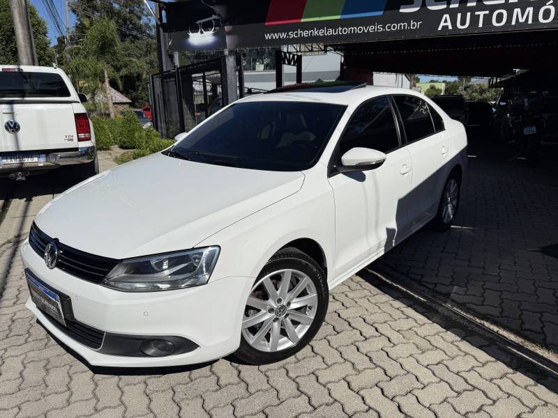 VOLKSWAGEN - JETTA - 2013/2013 - Branca - R$ 75.000,00