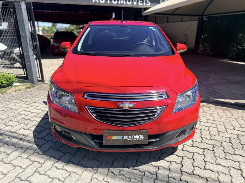 CHEVROLET - ONIX - 2014/2015 - Vermelha - R$ 59.800,00