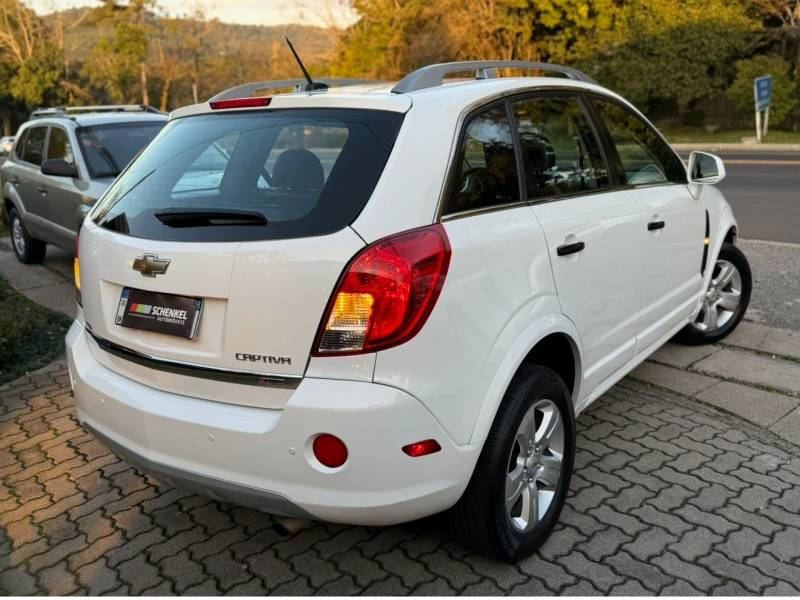 CHEVROLET - CAPTIVA - 2013/2014 - Branca - R$ 58.900,00