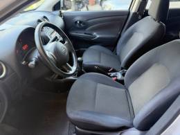 NISSAN - VERSA - 2012/2013 - Prata - R$ 41.900,00