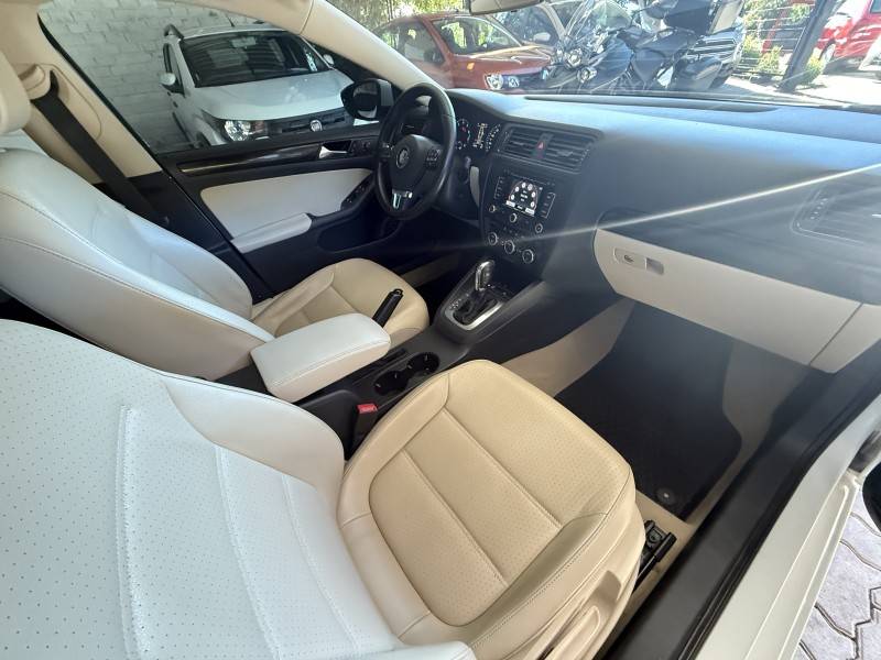 VOLKSWAGEN - JETTA - 2013/2013 - Branca - R$ 75.000,00