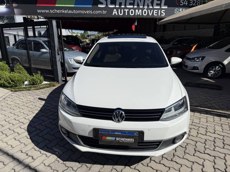 VOLKSWAGEN - JETTA - 2013/2013 - Branca - R$ 75.000,00