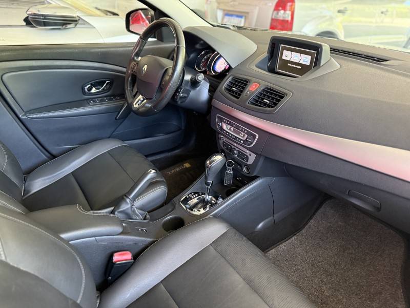 RENAULT - FLUENCE - 2017/2018 - Preta - R$ 62.900,00