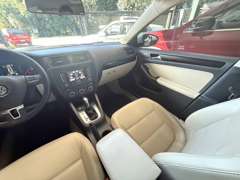 VOLKSWAGEN - JETTA - 2013/2013 - Branca - R$ 75.000,00
