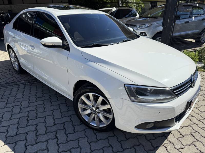 VOLKSWAGEN - JETTA - 2013/2013 - Branca - R$ 75.000,00