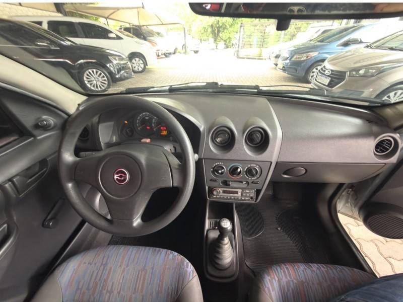 CHEVROLET - CELTA - 2010/2011 - Prata - R$ 25.900,00